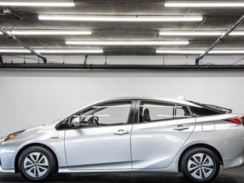 Used 2017 Toyota Prius Three image 2