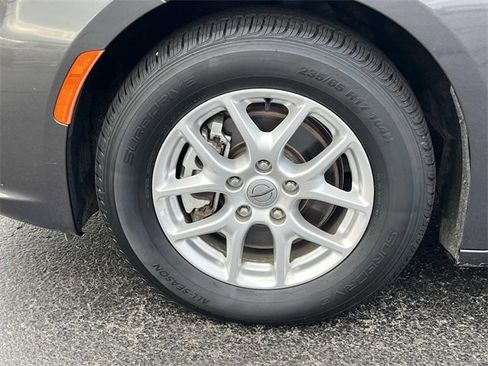 Used 2023 Chrysler Pacifica Touring-L image 10