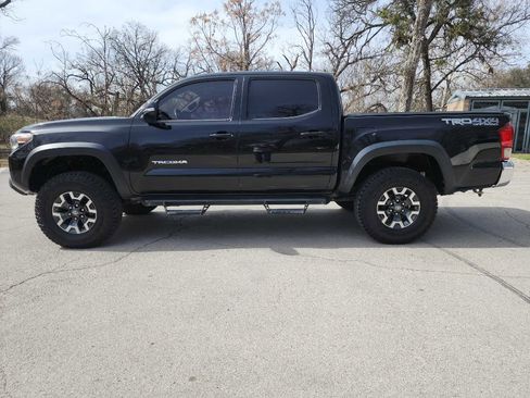 Used 2017 Toyota Tacoma TRD Off-Road AWD/4WD image 5
