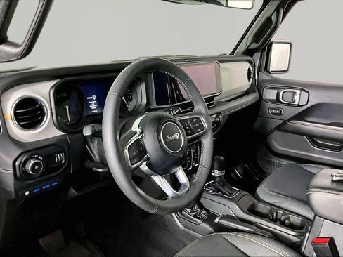 Used 2025 Jeep Wrangler Unlimited Sahara AWD/4WD image 16