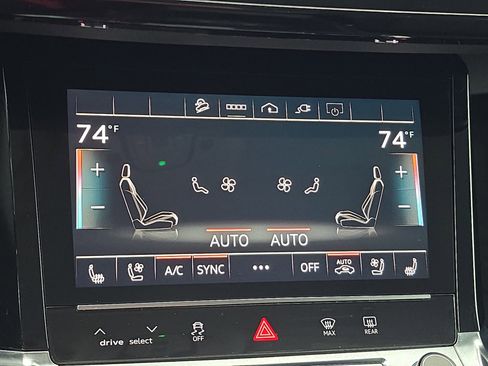 Used 2023 Audi e-tron Premium Plus w/ Premium Plus Package image 24