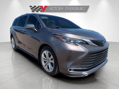 Used 2024 Toyota Sienna Platinum FWD image 1