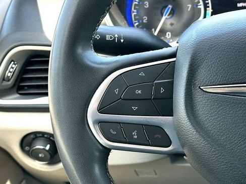 Used 2023 Chrysler Pacifica Touring-L FWD image 22
