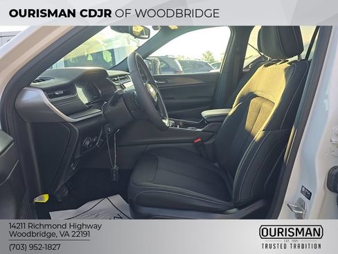 Used 2024 Jeep Grand Cherokee Laredo w/ Luxury Tech Group I AWD/4WD image 5