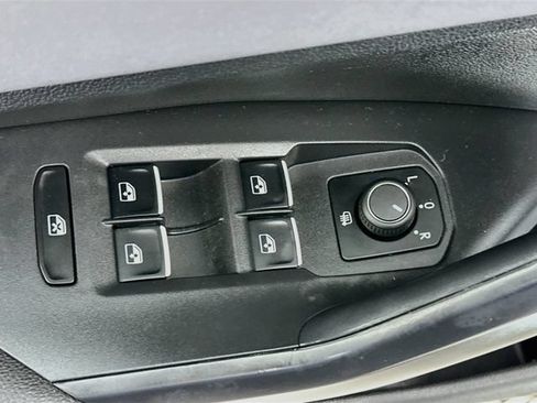 Used 2025 Volkswagen Jetta SE w/ Sunroof Package FWD image 17
