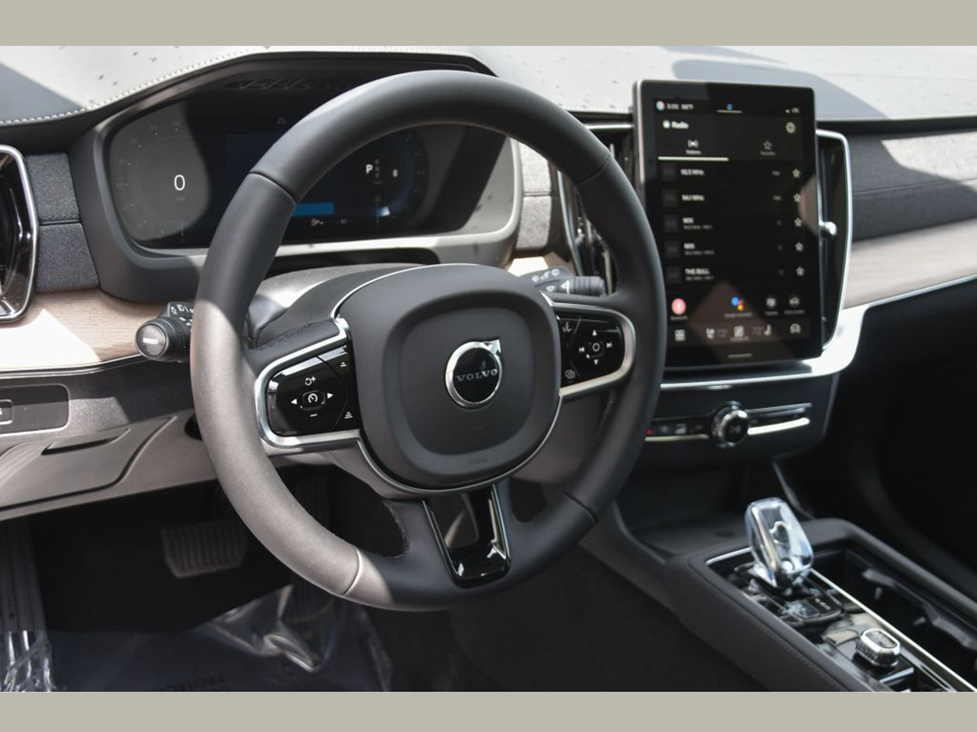 Used 2025 Volvo XC90 B5 Core w/ Protection Package Premier AWD/4WD image 12