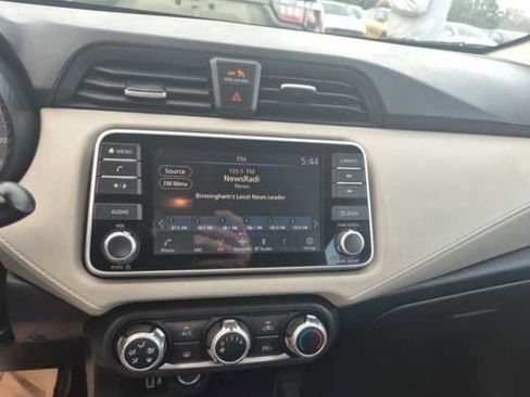 Used 2021 Nissan Versa SV image 3