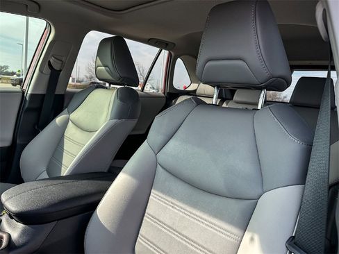 Used 2021 Toyota RAV4 Limited image 6