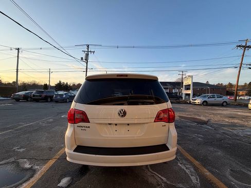 Used 2013 Volkswagen Routan SE image 10