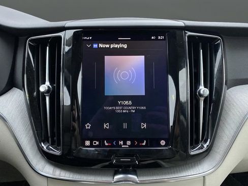 Used 2023 Volvo XC60 B5 Plus image 19