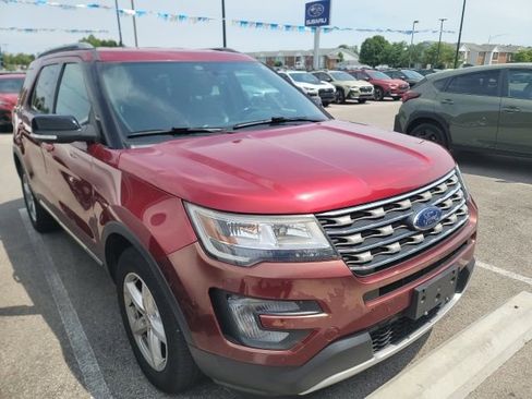 Used 2017 Ford Explorer XLT w/ Equipment Group 202A AWD/4WD image 2