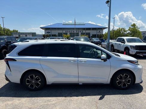 Used 2025 Toyota Sienna Platinum AWD/4WD image 4