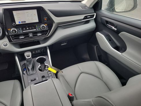 Used 2024 Toyota Highlander XLE image 15