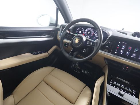 Used 2025 Porsche Cayenne image 12