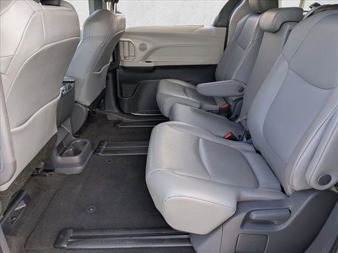 Used 2021 Toyota Sienna XLE image 19