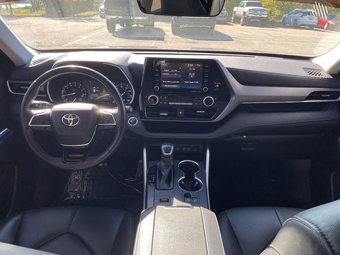 Used 2020 Toyota Highlander XLE image 29