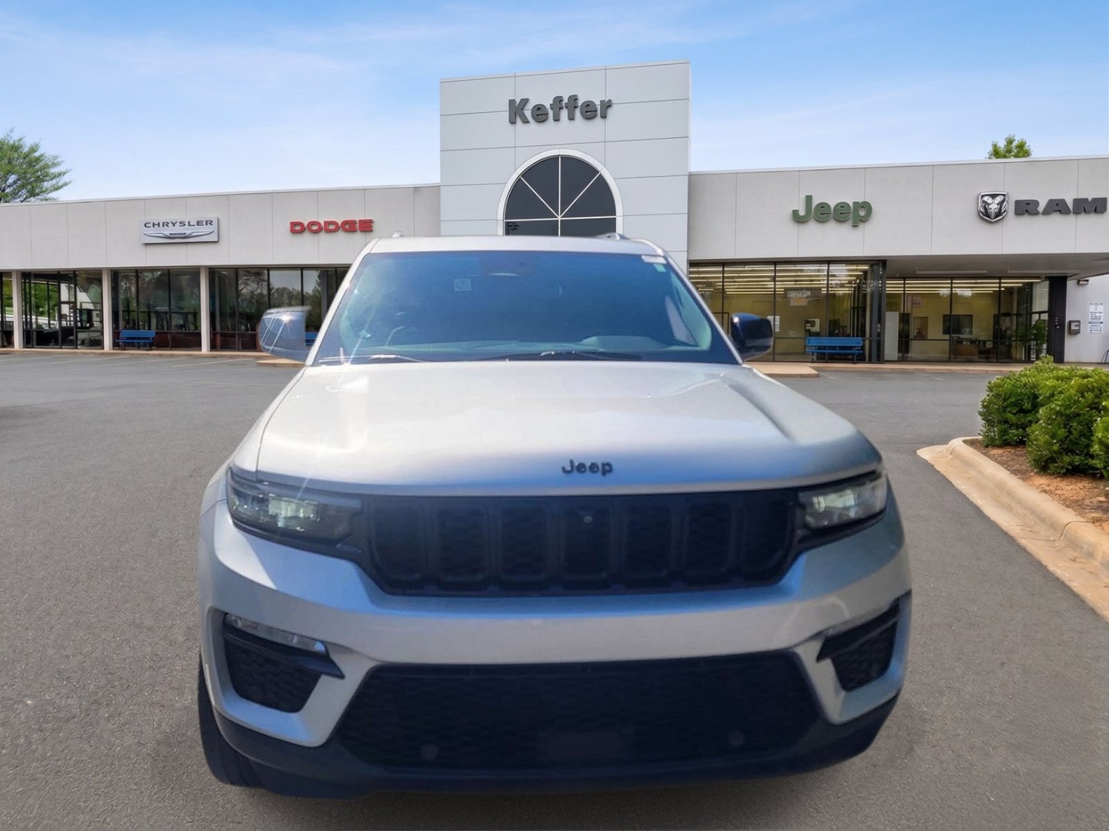 Certified 2025 Jeep Grand Cherokee Limited w/ Luxury Tech Group II RWD image 5