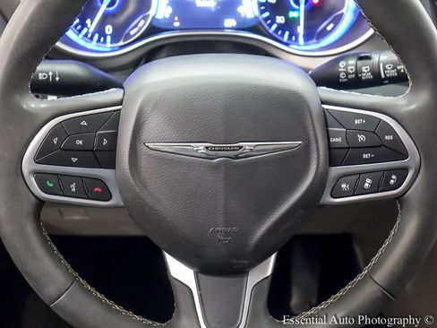 Used 2024 Chrysler Pacifica Touring-L image 19