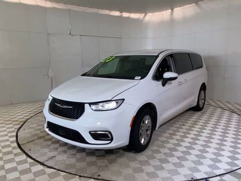 Used 2023 Chrysler Pacifica Touring-L AWD/4WD image 7