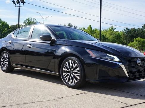 Used 2024 Nissan Altima 2.5 SV FWD image 2