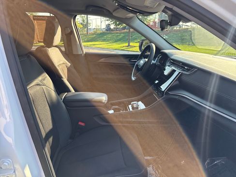 Certified 2023 Jeep Grand Cherokee Laredo AWD/4WD image 24