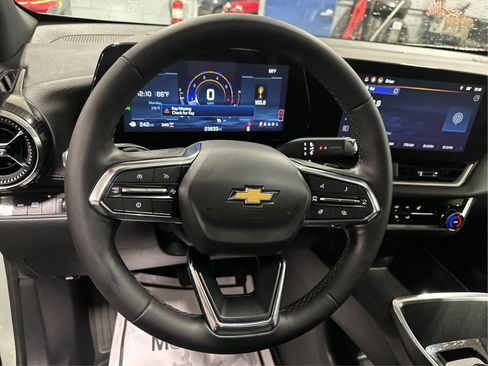 Used 2026 Chevrolet Equinox LT AWD/4WD image 18