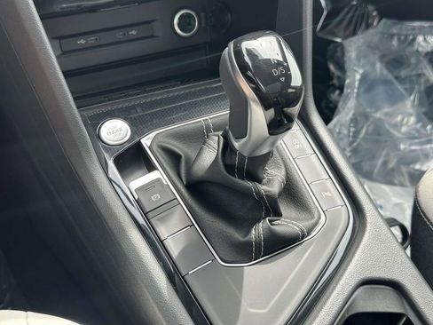 New 2026 Volkswagen Taos SE FWD image 22