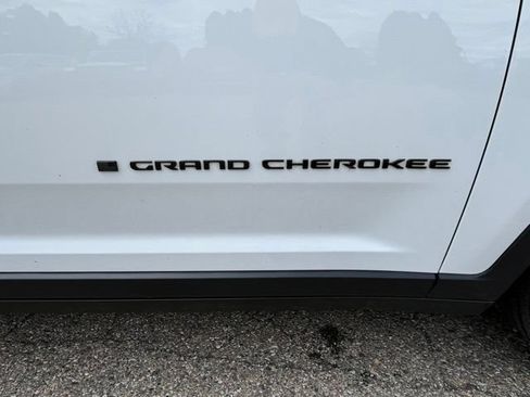 Used 2023 Jeep Grand Cherokee Altitude AWD/4WD image 30