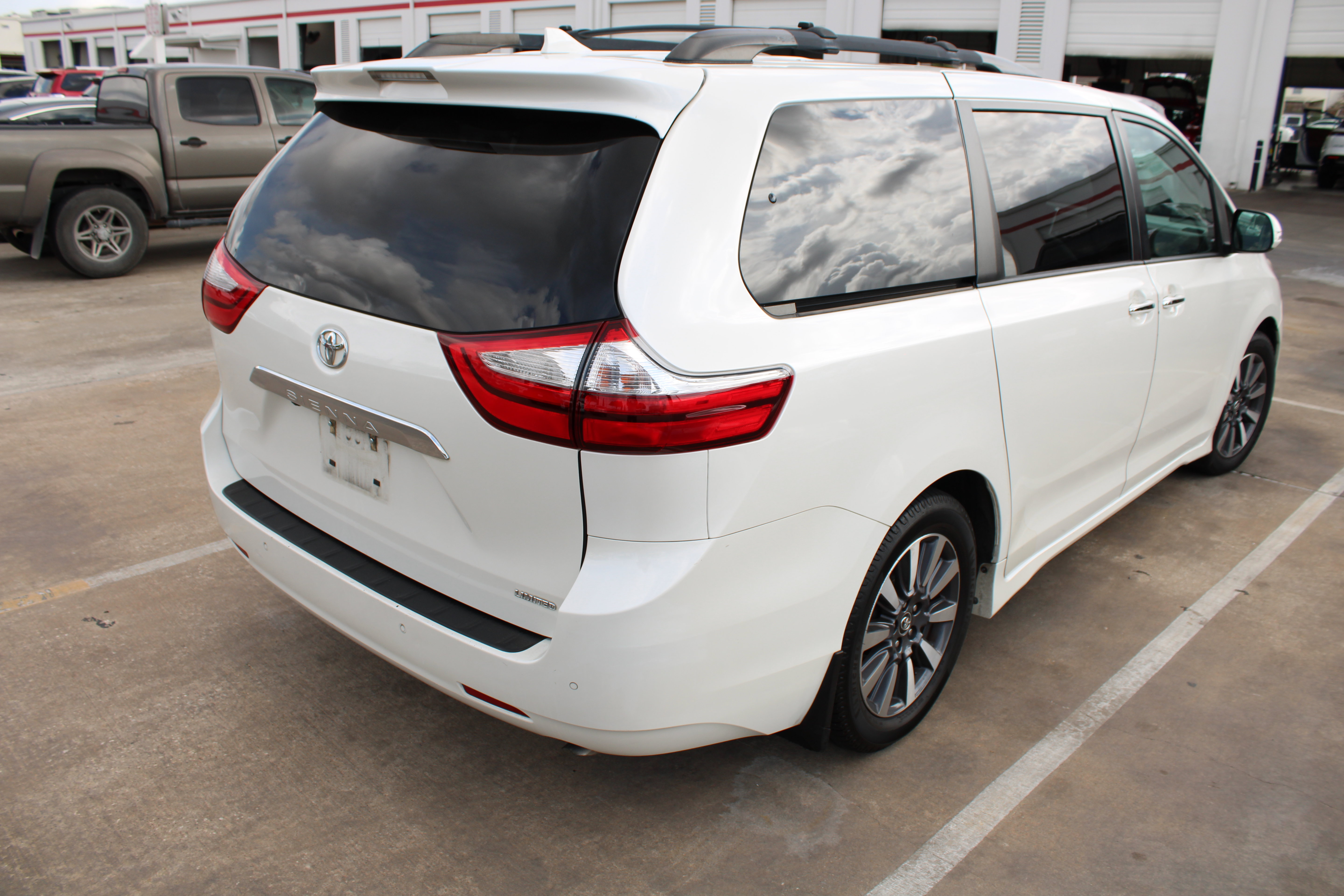 Used 2018 Toyota Sienna Limited FWD image 11