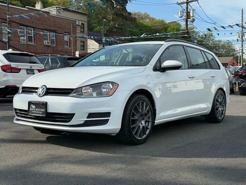 Used 2015 Volkswagen Golf S image 1