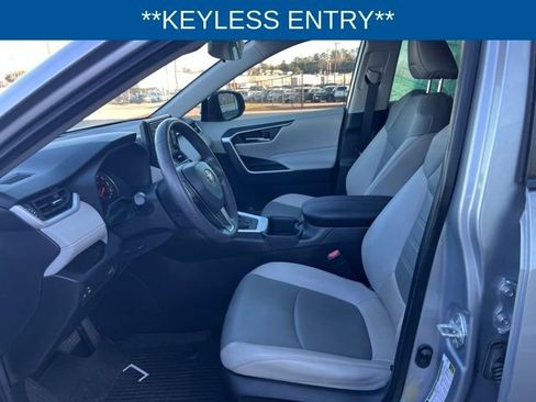 Used 2022 Toyota RAV4 XLE Premium image 6