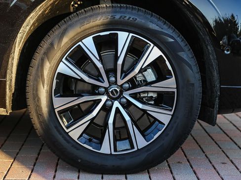 Used 2025 Volvo XC60 B5 Plus image 11