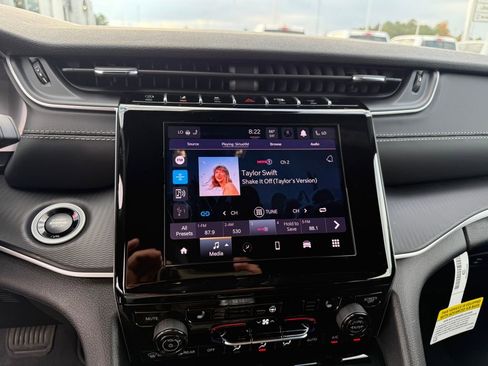 New 2025 Jeep Grand Cherokee Laredo image 18