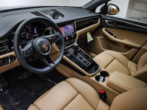 Certified 2026 Porsche Macan AWD/4WD image 4