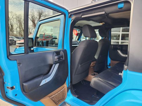 Used 2017 Jeep Wrangler Unlimited Sahara w/ Connectivity Group image 37