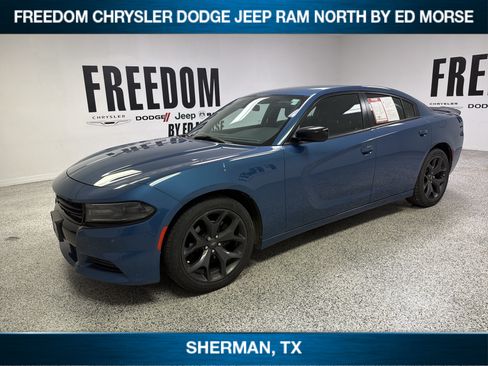 Used 2020 Dodge Charger SXT w/ Blacktop Package RWD image 1