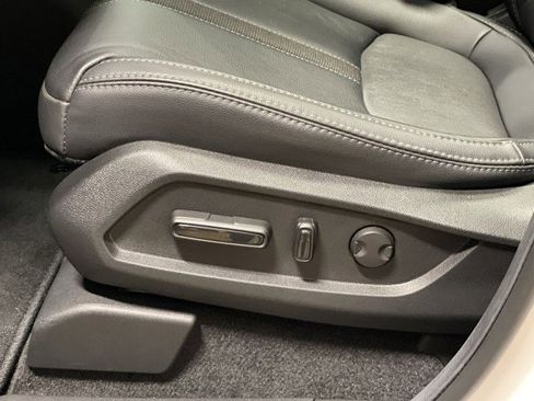 Used 2025 Honda Pilot Touring image 13