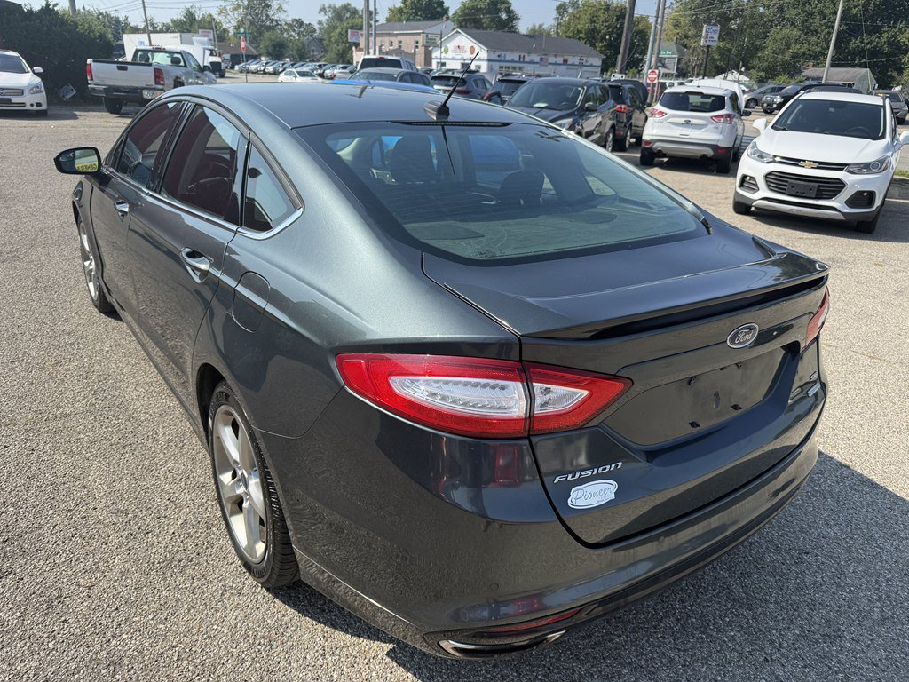 Used 2016 Ford Fusion SE FWD image 4