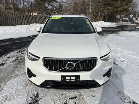Used 2025 Volvo XC40 B5 Plus image 2