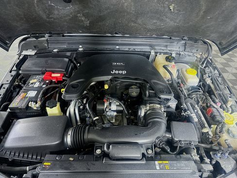 Used 2021 Jeep Wrangler Unlimited Sport image 32