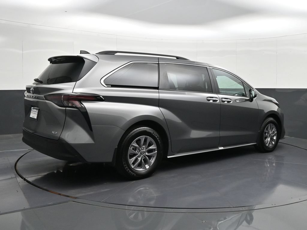 Used 2026 Toyota Sienna XLE FWD image 5