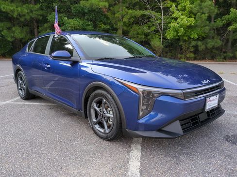 Used 2025 Kia K4 FWD image 2