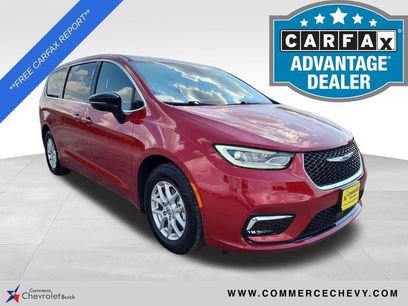 Used 2025 Chrysler Pacifica Select