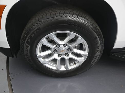 Used 2025 Chevrolet Suburban LS RWD image 9