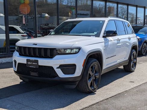 Used 2023 Jeep Grand Cherokee Altitude image 2