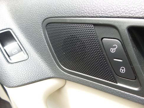 Used 2015 Volkswagen Tiguan SEL FWD image 48