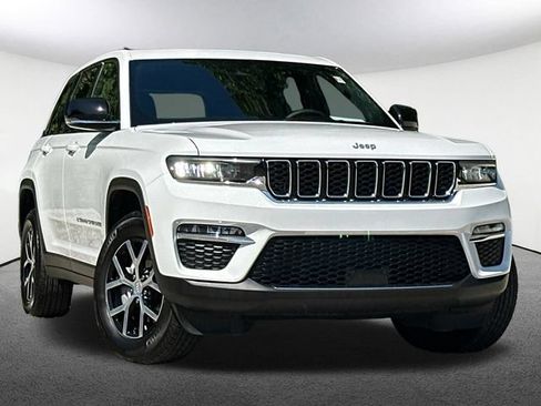 Used 2025 Jeep Grand Cherokee Limited AWD/4WD image 2