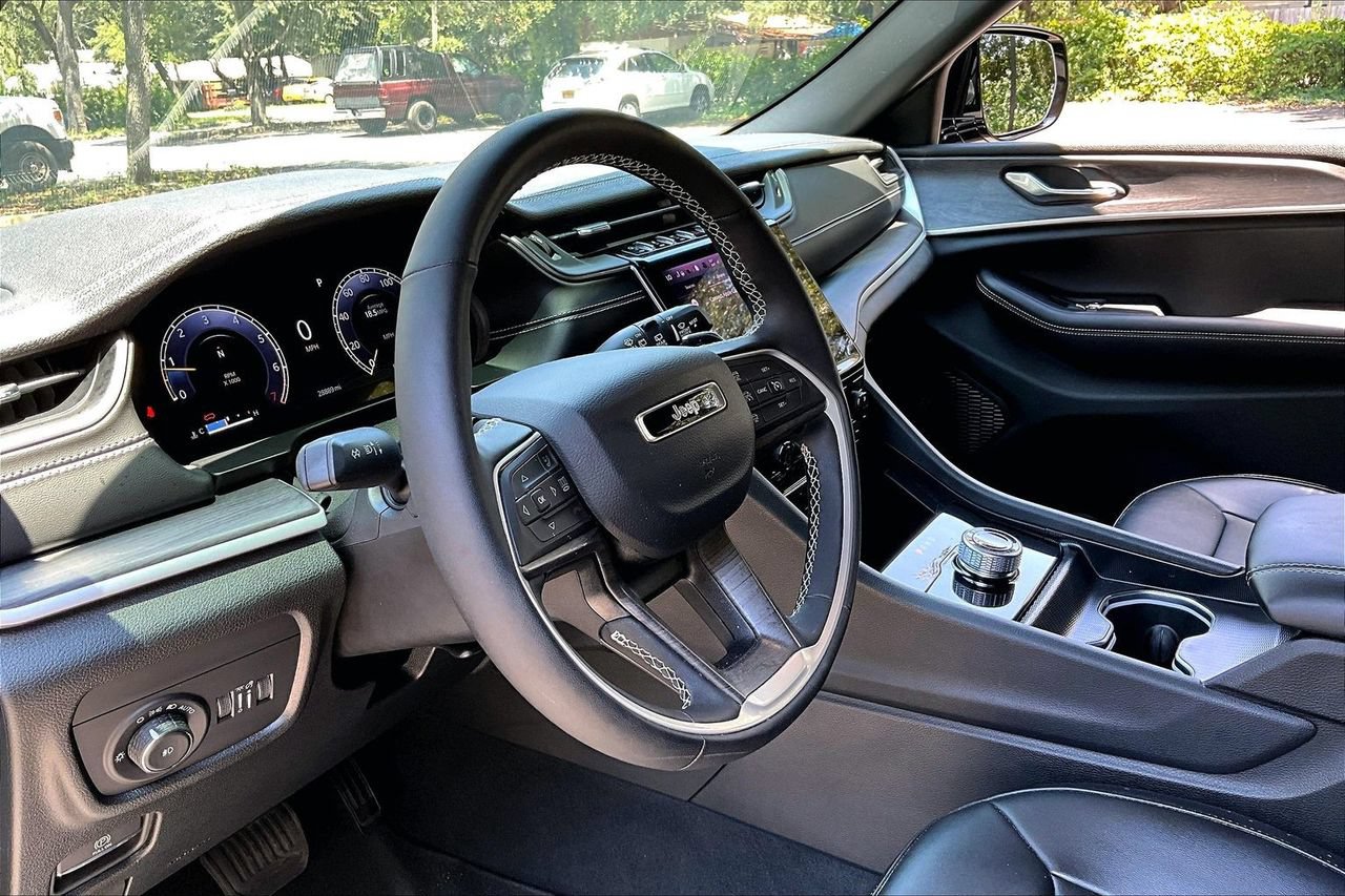 Used 2025 Jeep Grand Cherokee Limited w/ Black Appearance Package RWD image 14
