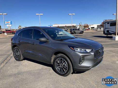 Used 2025 Ford Escape SE image 3