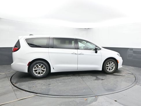 Used 2024 Chrysler Pacifica Touring-L image 13